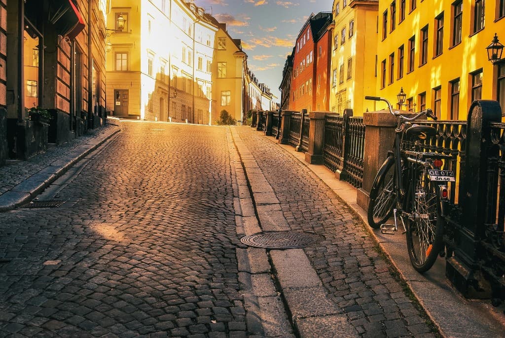 Solbelyst smug i Gamla Stan — Boannons for meglere