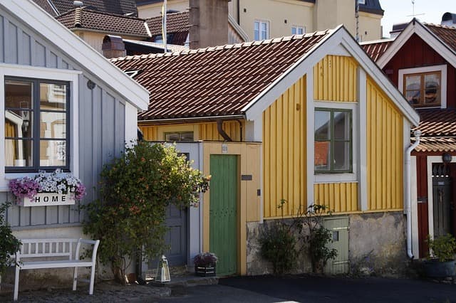 Fargerike trehus i svensk kystmiljø