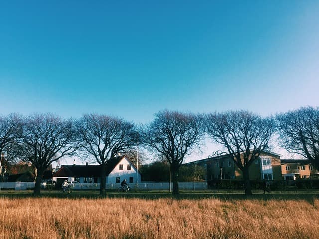 Boligområde med gress og blå himmel