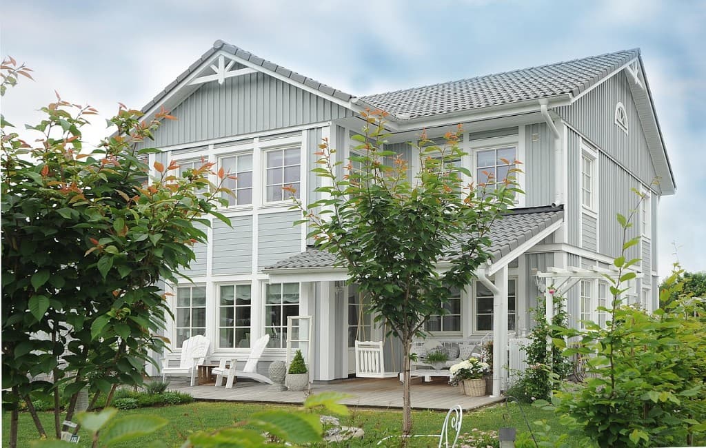 Moderne enebolig med hage