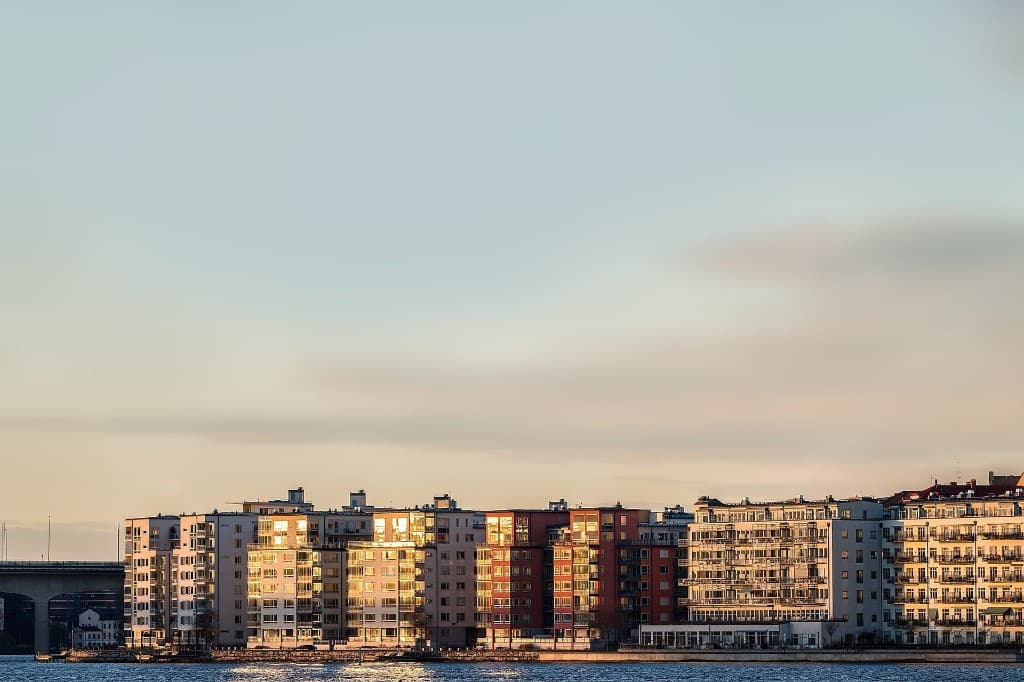 Moderne vannnær byskyline i gyllent lys