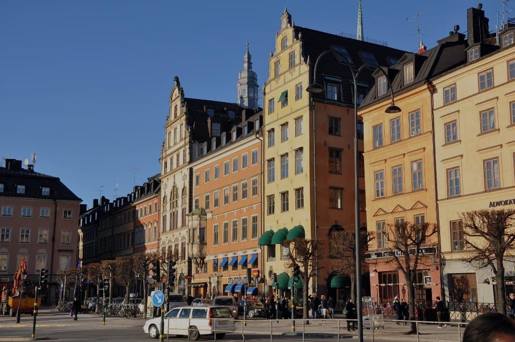 Sama Tukholman kortteli tummemmassa valossa