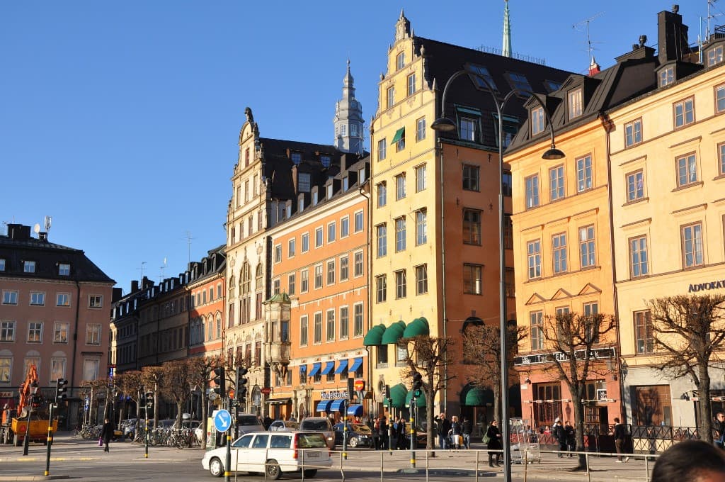 Värikkäitä korttelitaloja Tukholmassa kirkkaana päivänä