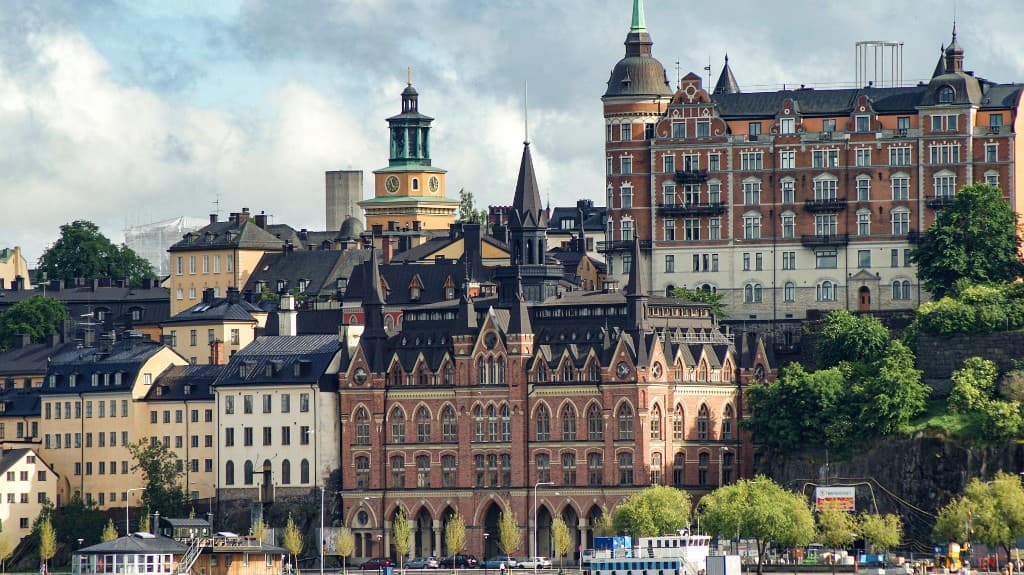 Stockholms skyline vid vattnet — Södermalm i dagsljus
