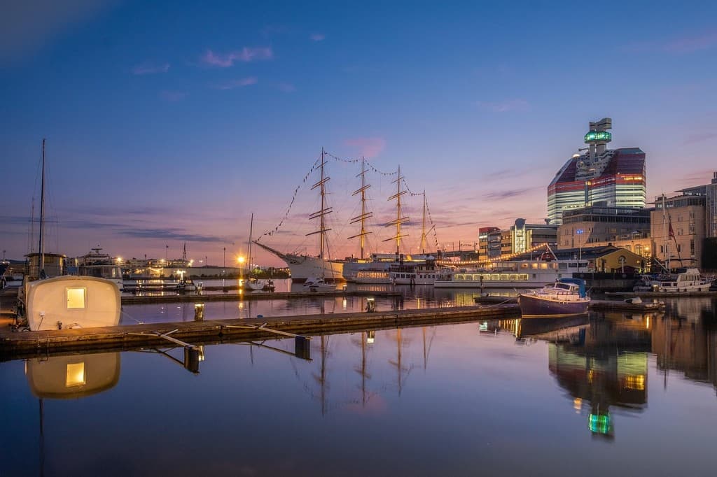 Göteborgs hamn i skymning med Barken Viking och Läppstiftet