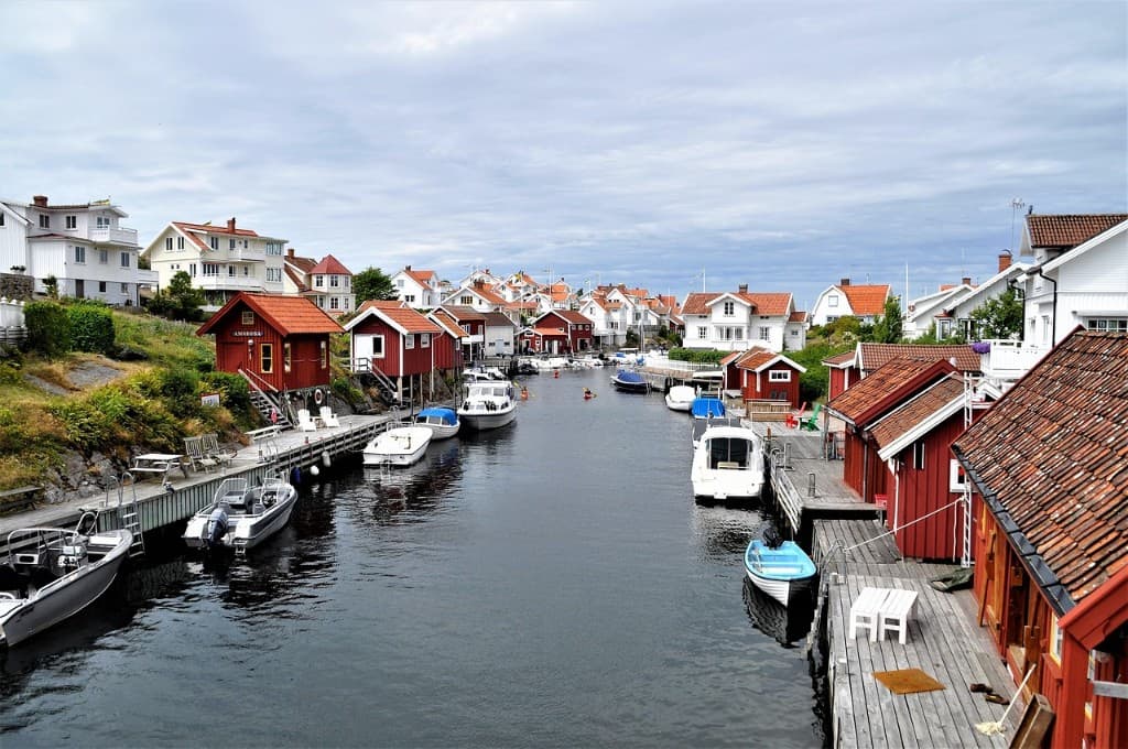 Bohuslänsk kustby med röda sjöbodar i Västra Götaland