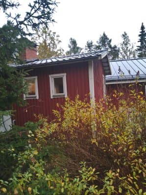 Sommarstuga vinterbonad för borttransport.