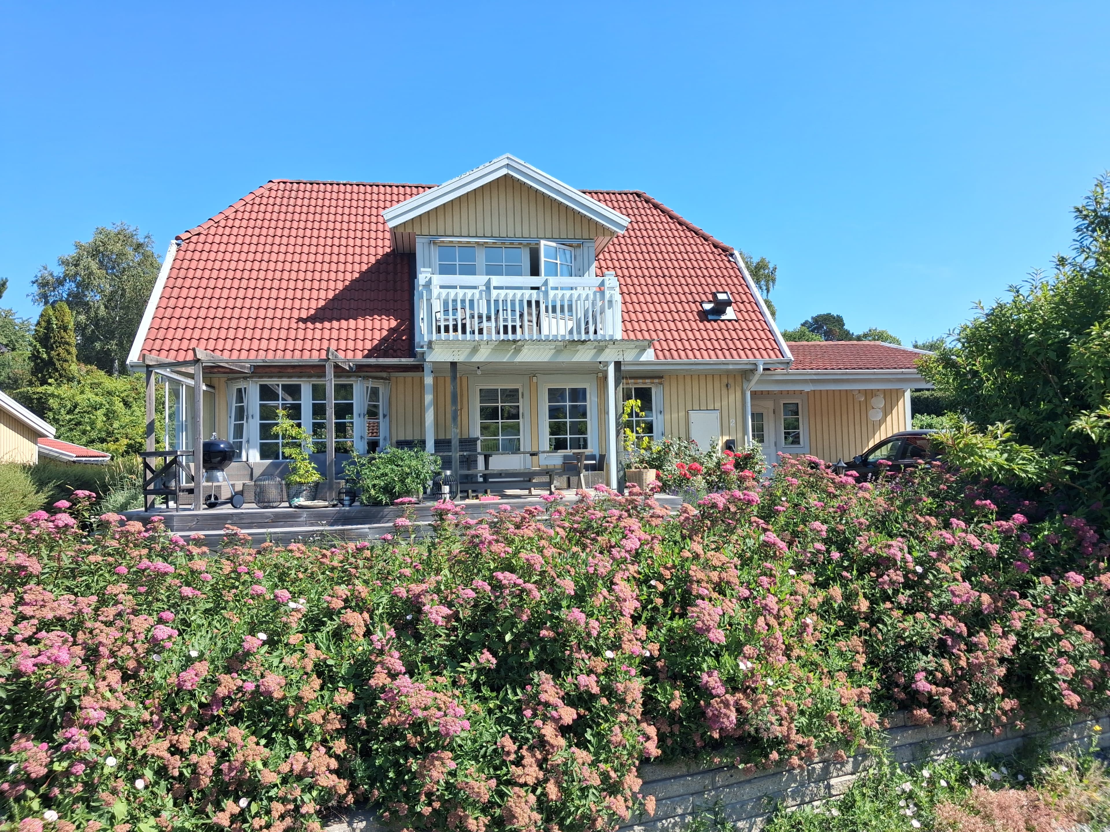 Villa 8 rum + kök, 160 kvm. Tomt 813 kvm. Byggår 1994
