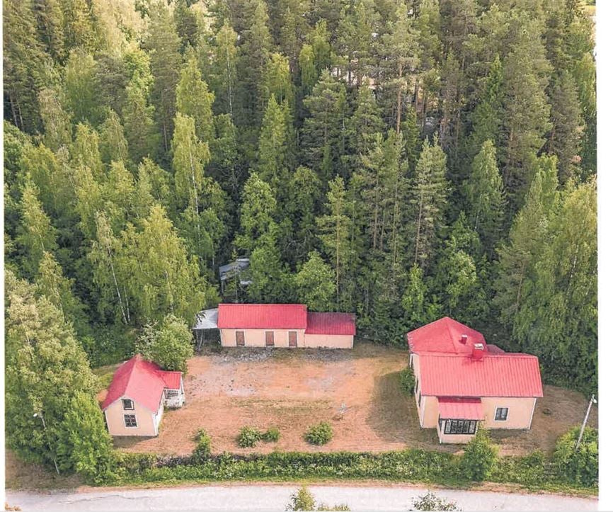 Drömfastighet med stort hus, gäststuga, garage och tre extra uthus på generös tomt