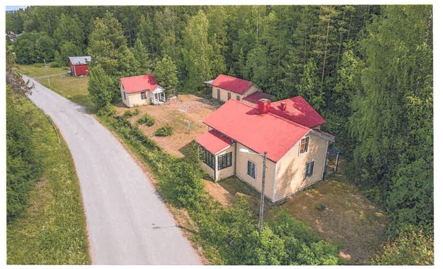 Drömfastighet med stort hus, gäststuga, garage och tre extra uthus på generös tomt