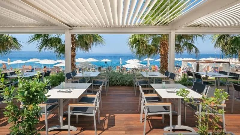 Terrass vid strand med havet utanför