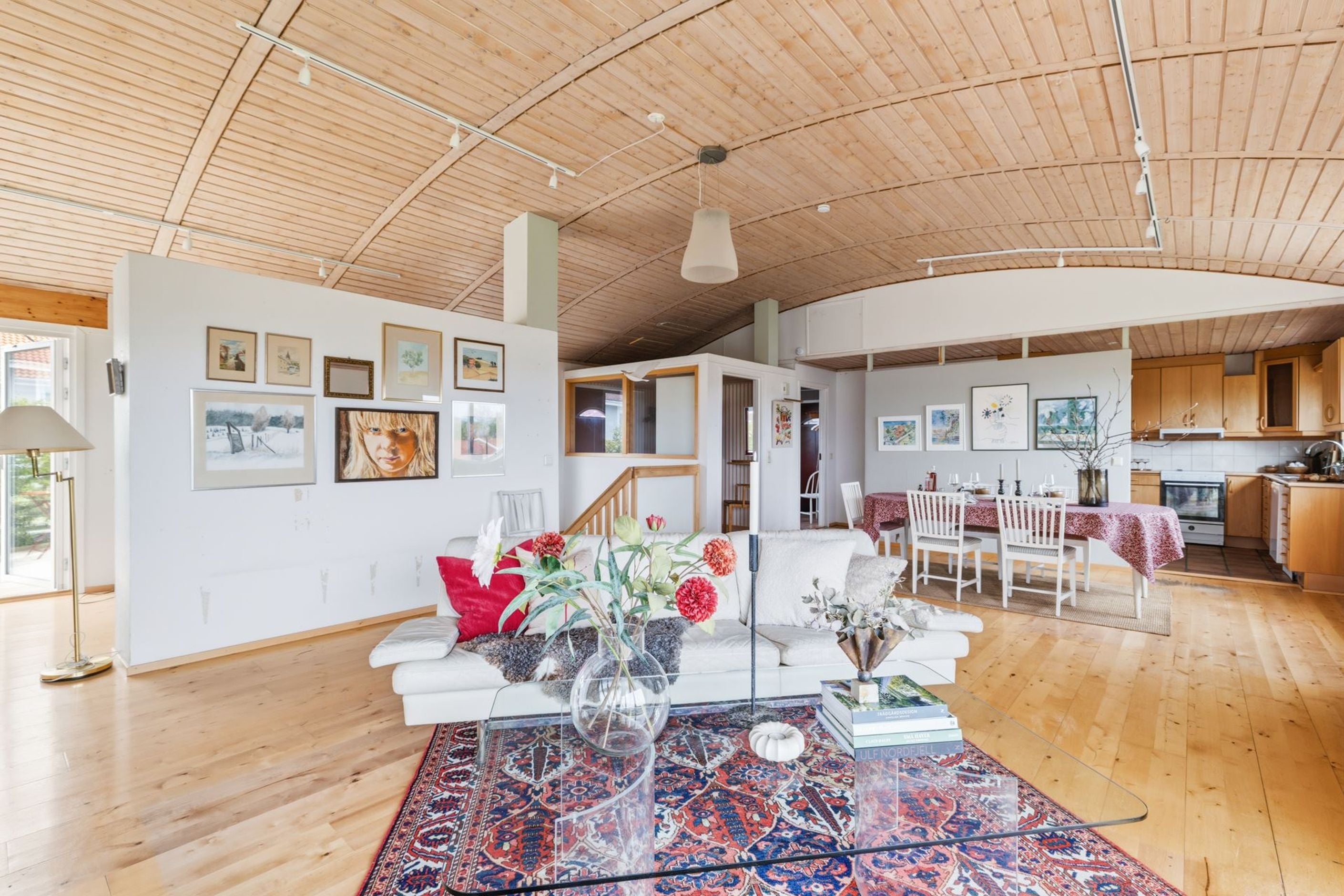 Arkitektritad villa av före detta stadsarkitekten Ingemar Thorsén där det välvda taket är befriande