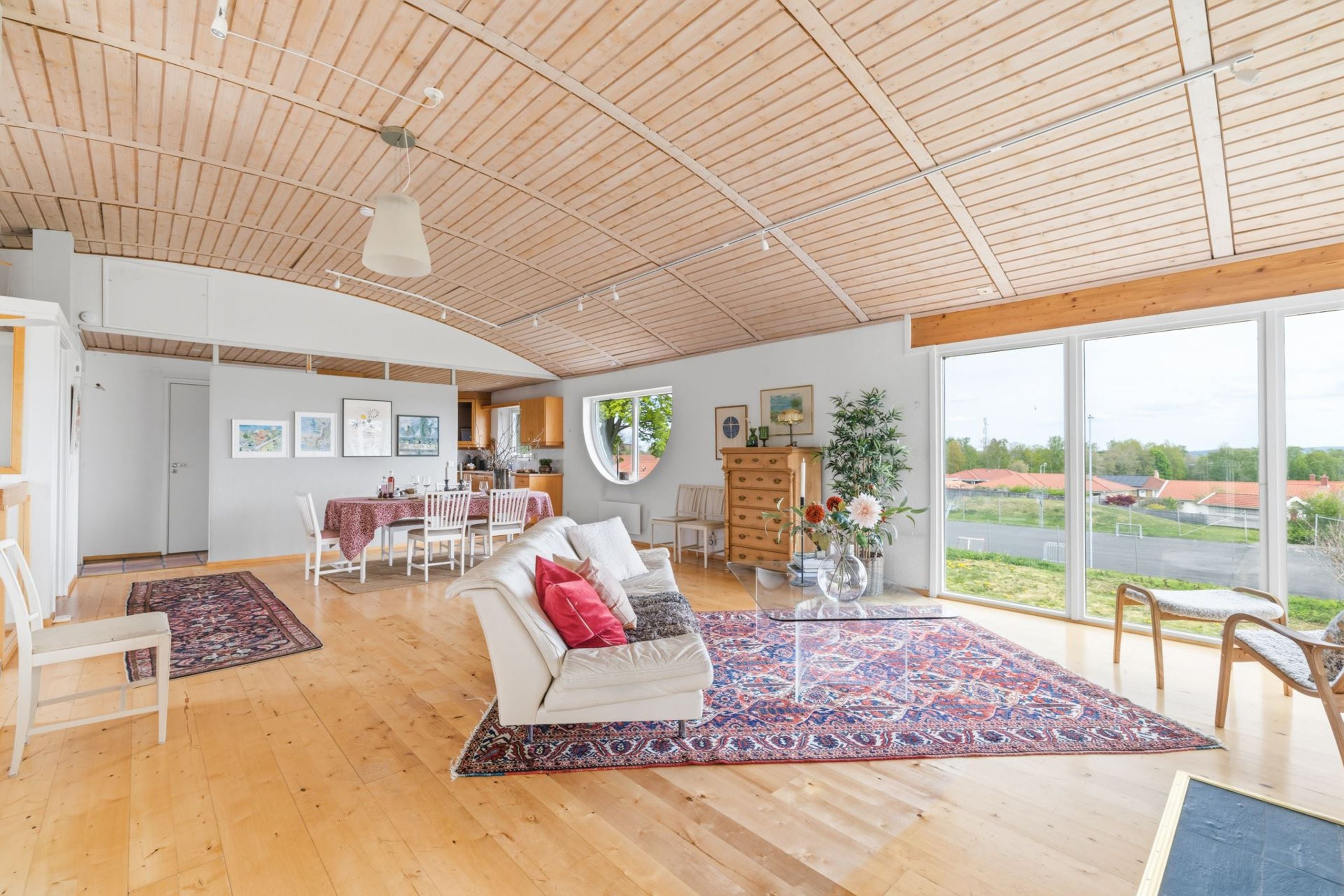 Arkitektritad villa av före detta stadsarkitekten Ingemar Thorsén där det välvda taket är befriande