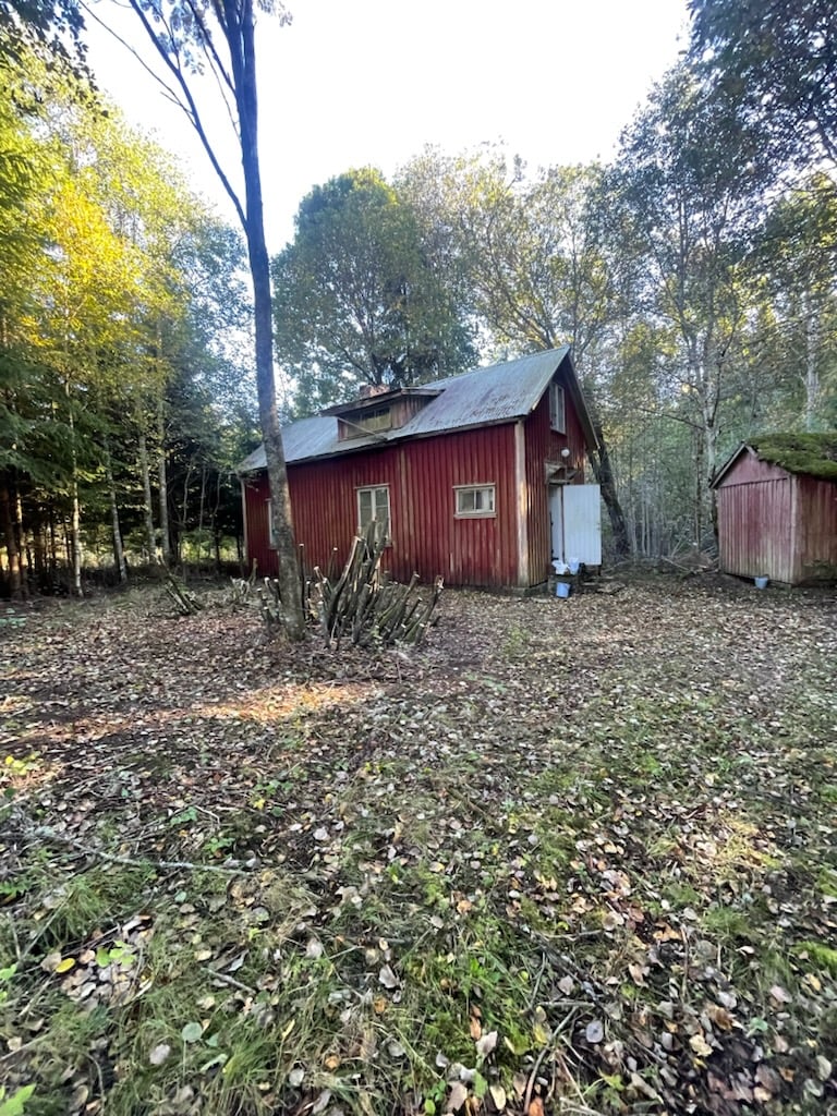 Billig fastighet – stor tomt i naturnära läge (off-grid möjlighet) Unik möjlighet att förvärva en prisvärd fastighet i naturnära läge. Perfekt för dig som söker ett off-grid liv eller ett eget fritidsprojekt.