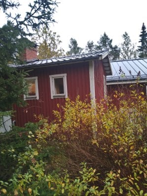 Sommarstuga vinterbonad för borttransport.