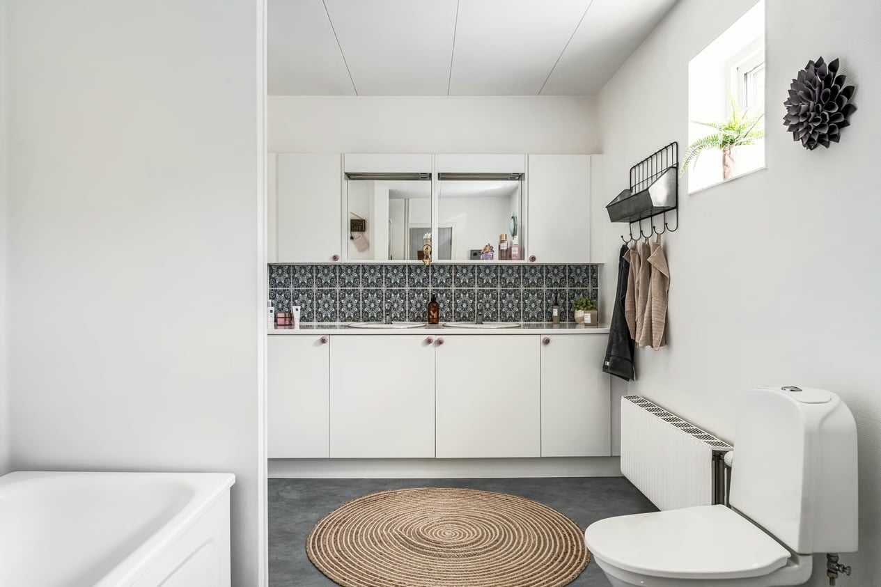 Gavelläge längst in på återvändsgata med ljuvlig insynsskyddad trädgård.