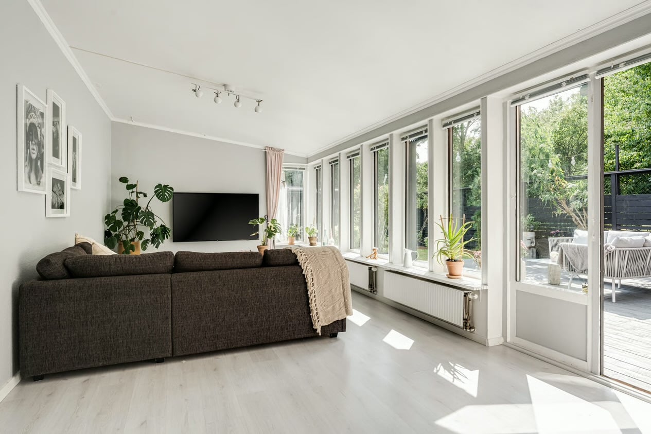 Gavelläge längst in på återvändsgata med ljuvlig insynsskyddad trädgård.