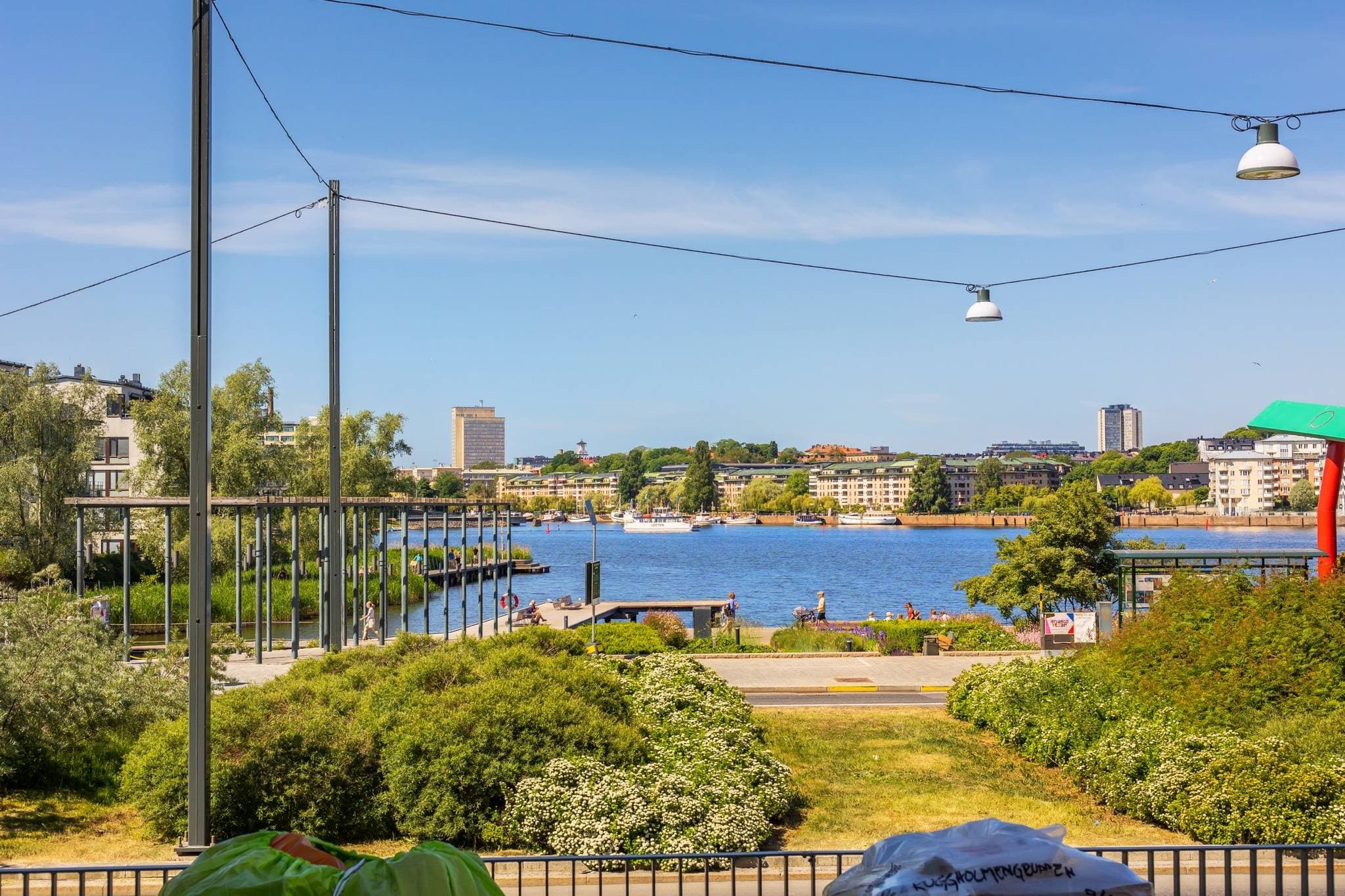Ljus och modern pärla på 36 kvm med utsikt över sjöns solnedgång