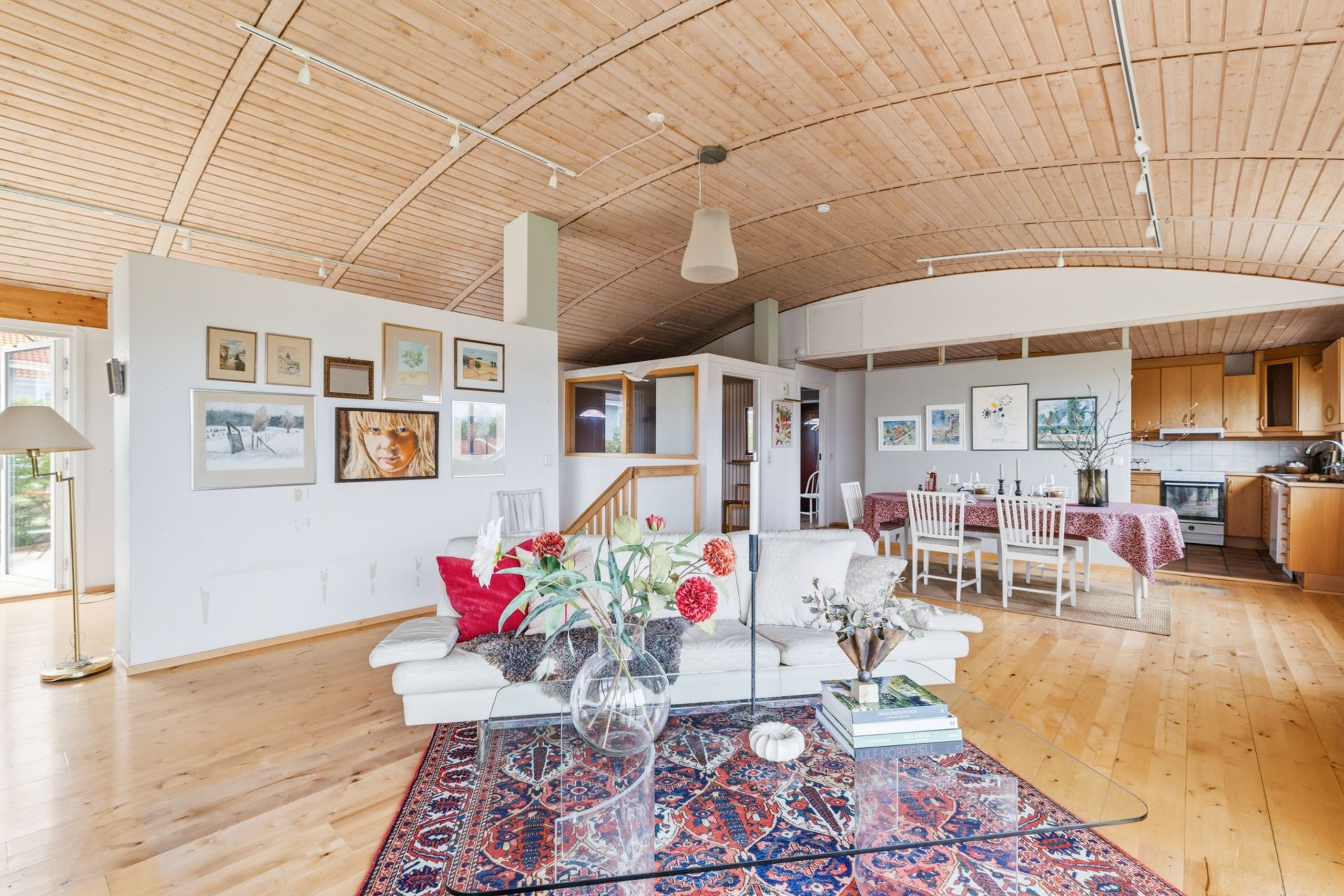 Arkitektritad villa av före detta stadsarkitekten Ingemar Thorsén där det välvda taket är befriande