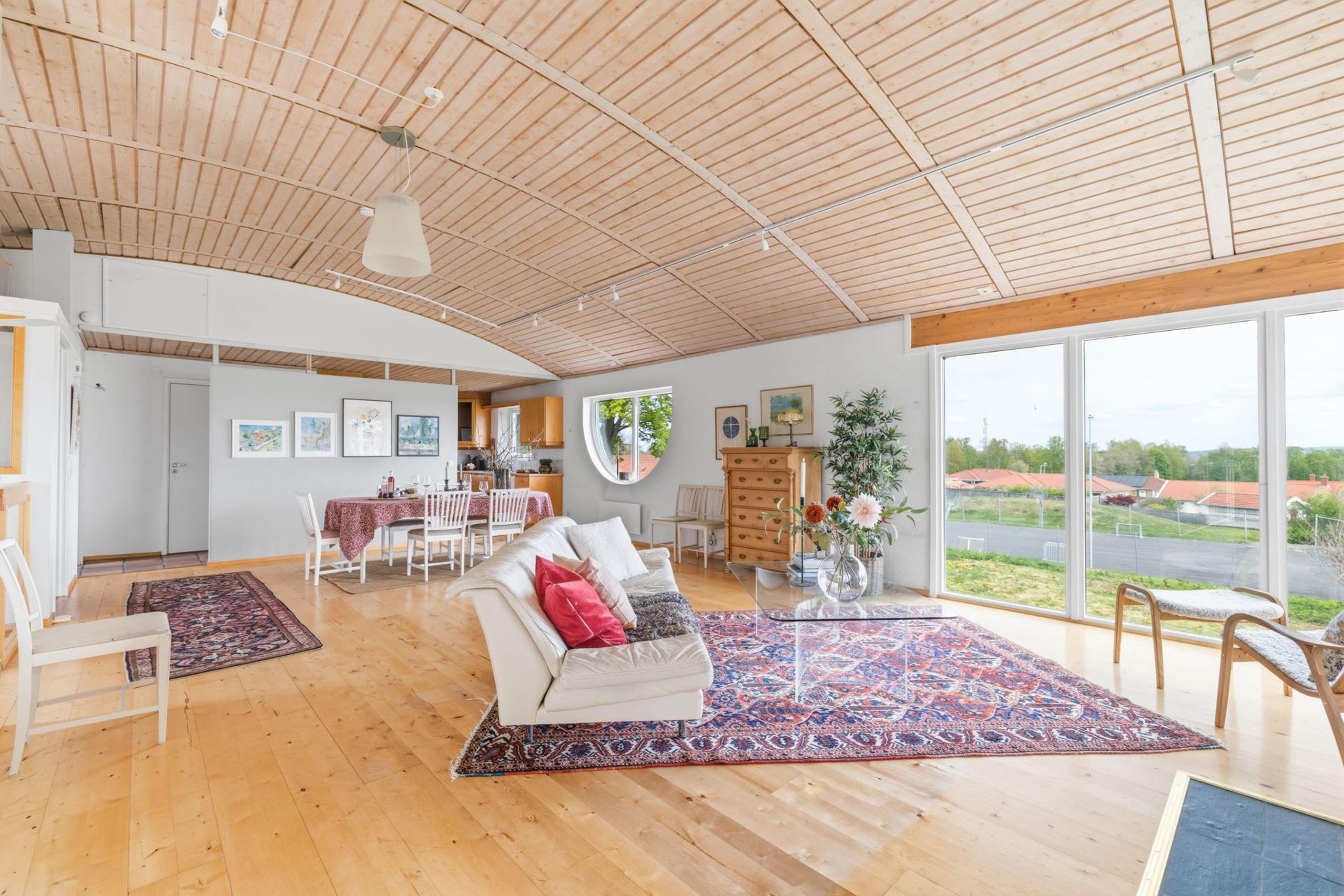 Arkitektritad villa av före detta stadsarkitekten Ingemar Thorsén där det välvda taket är befriande