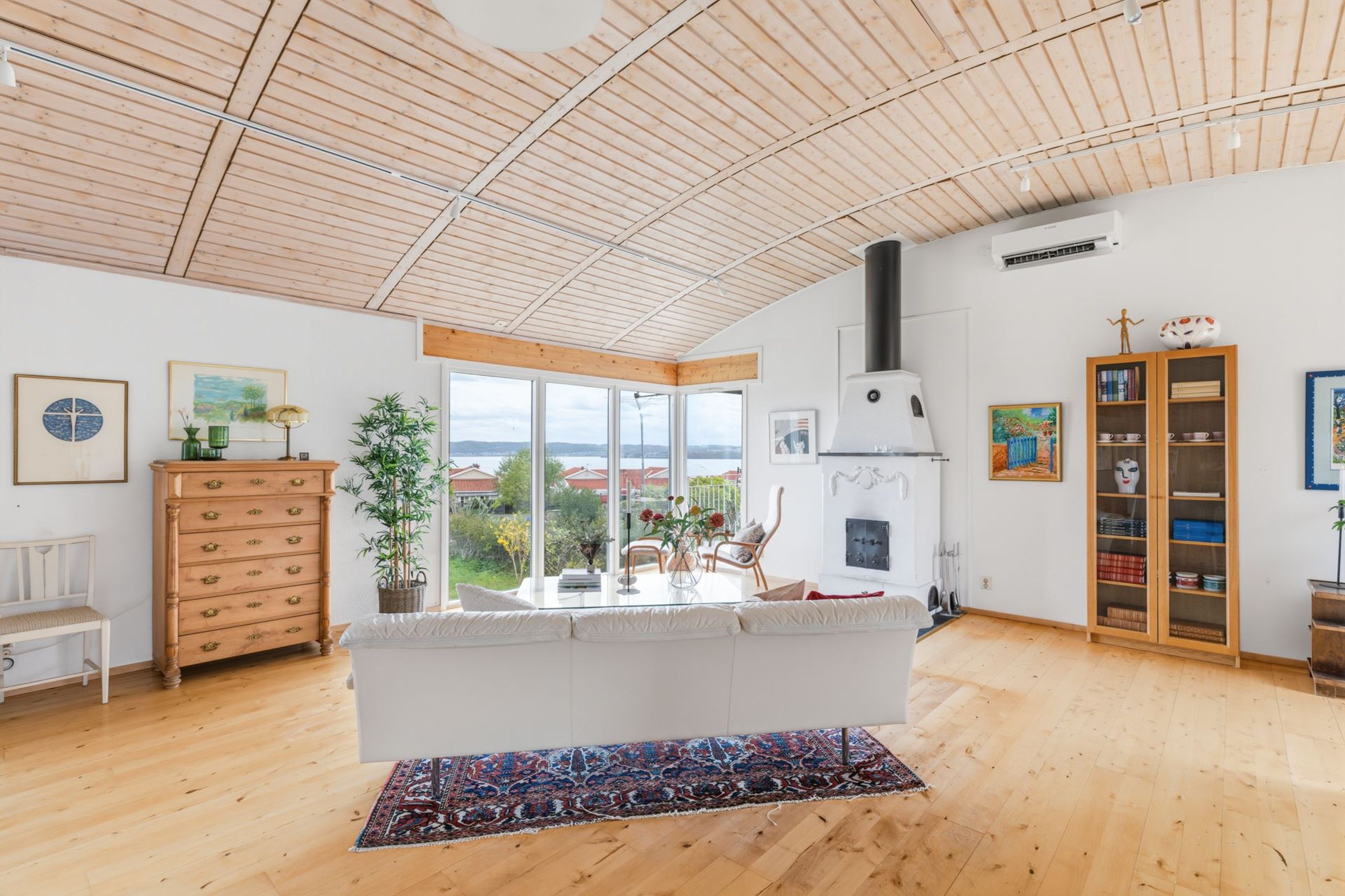 Arkitektritad villa av före detta stadsarkitekten Ingemar Thorsén där det välvda taket är befriande