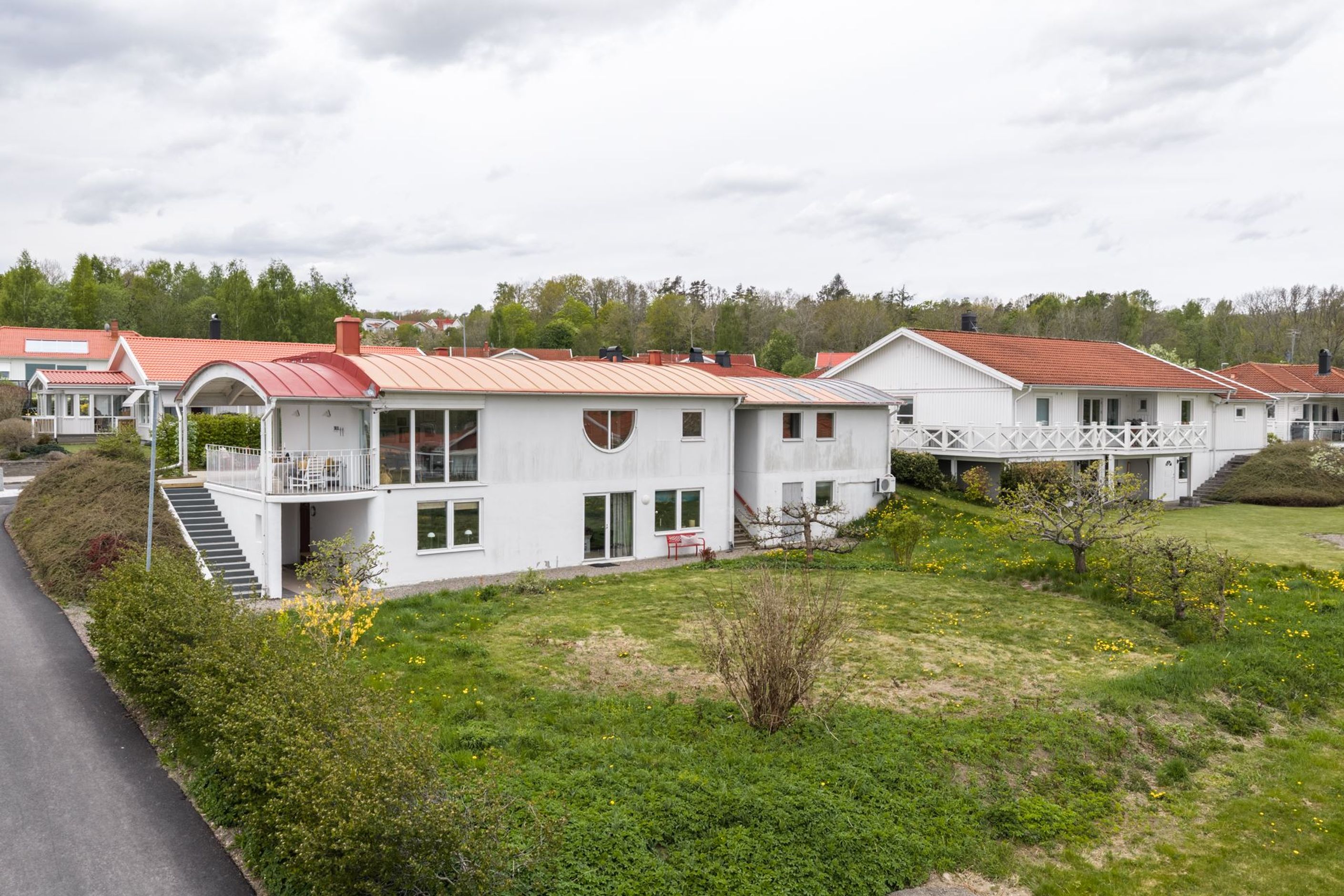 Arkitektritad villa av före detta stadsarkitekten Ingemar Thorsén där det välvda taket är befriande