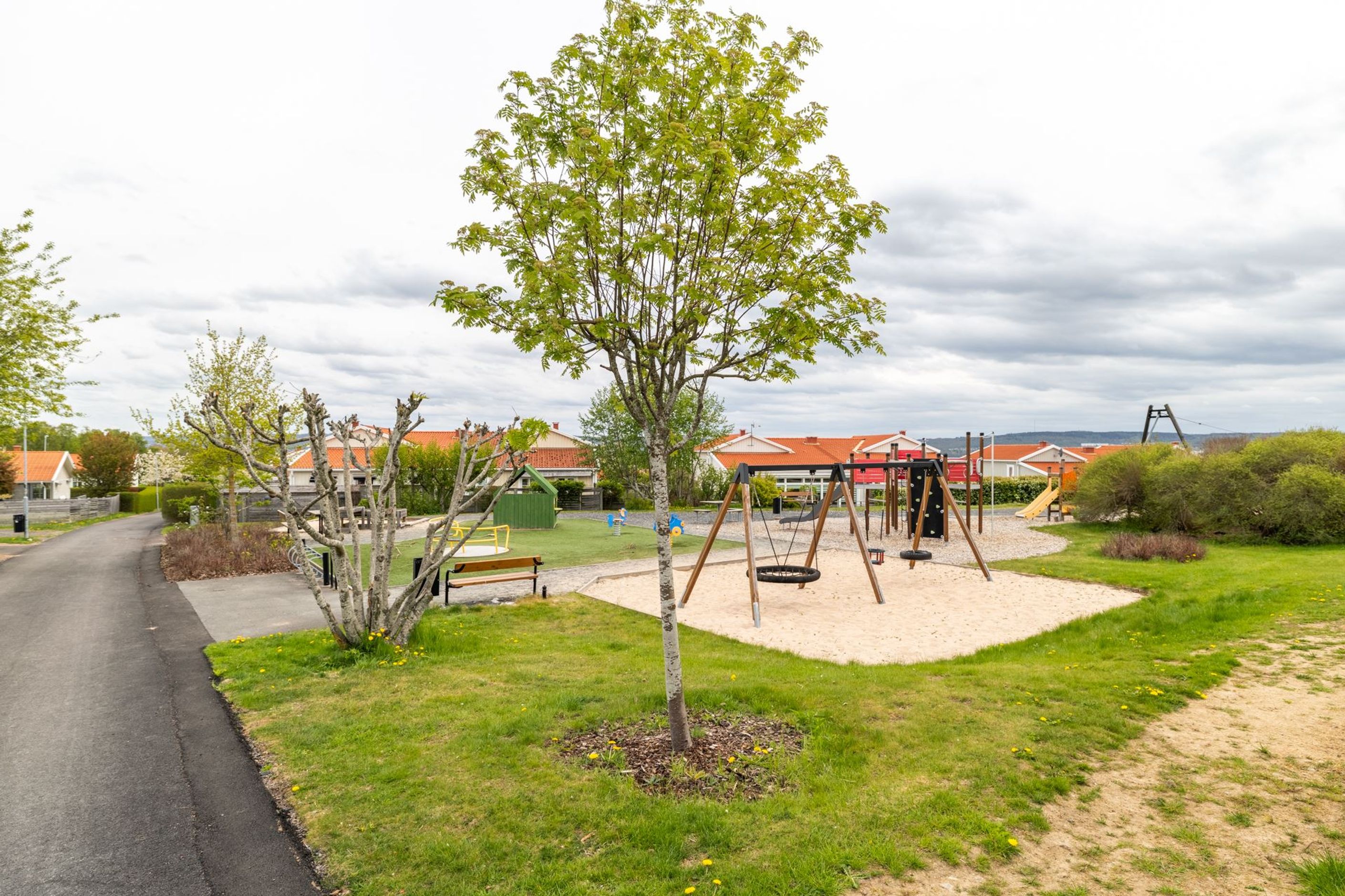 Arkitektritad villa av före detta stadsarkitekten Ingemar Thorsén där det välvda taket är befriande