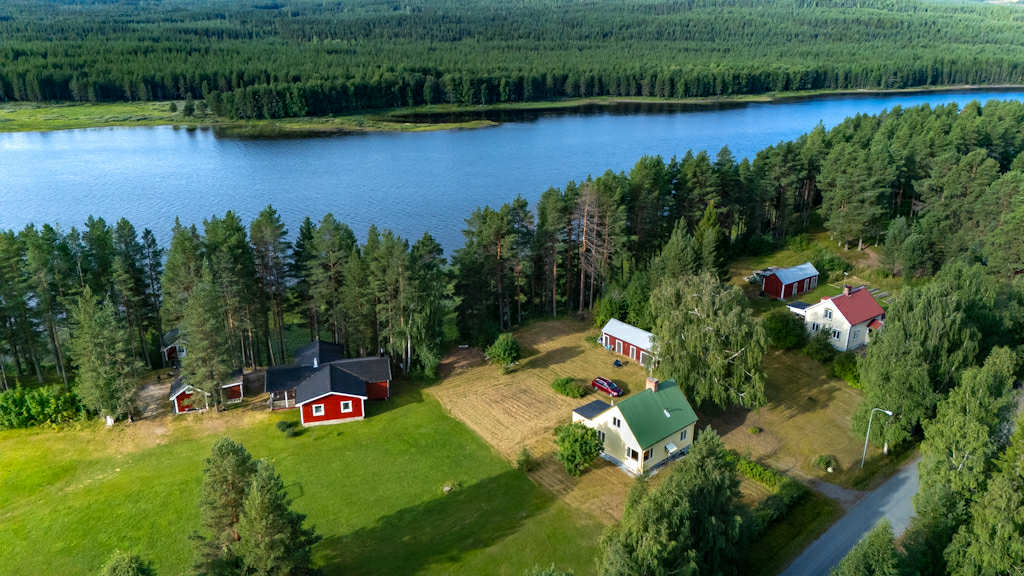 Charmigt älvnära hus i svenska Lappland – direkt vid Vindelälven