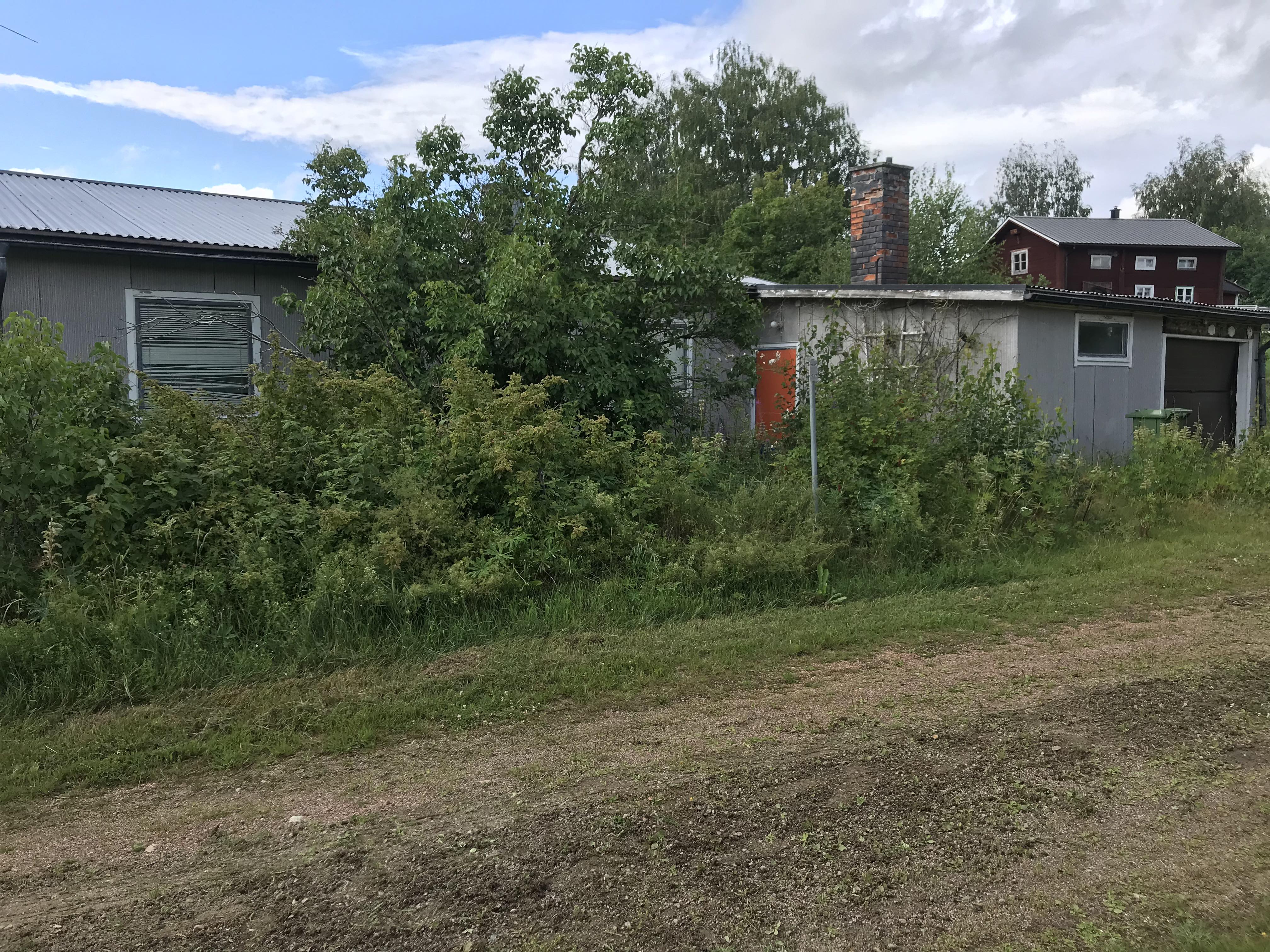 Villa 80+44 kvm. Tomt 875 kvm. Renoveringsobjekt.