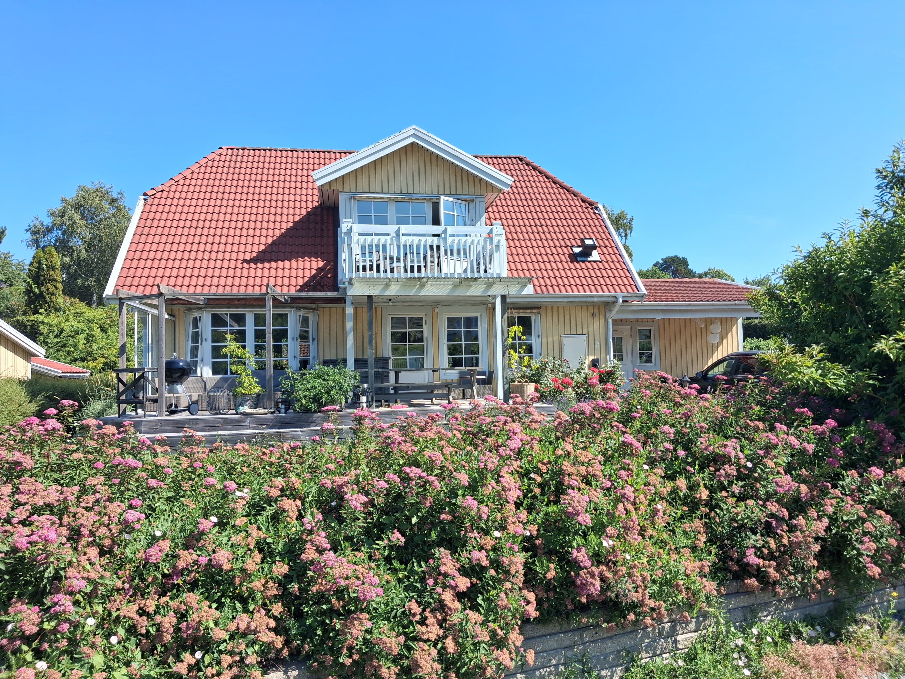 Villa 8 rum + kök, 160 kvm. Tomt 813 kvm. Byggår 1994