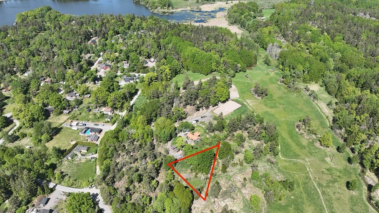 Stor och högt belägen tomt i Huddinge