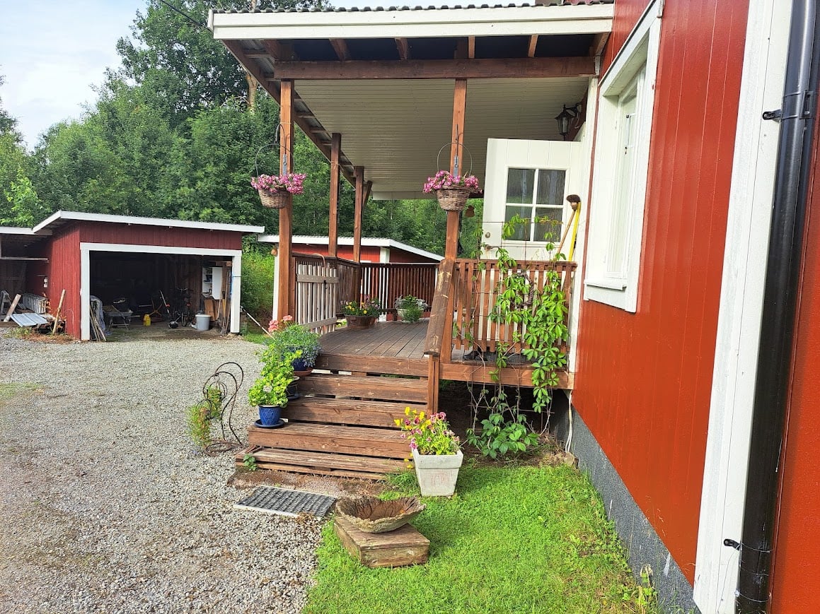 Charmig villa med grönskande trädgård