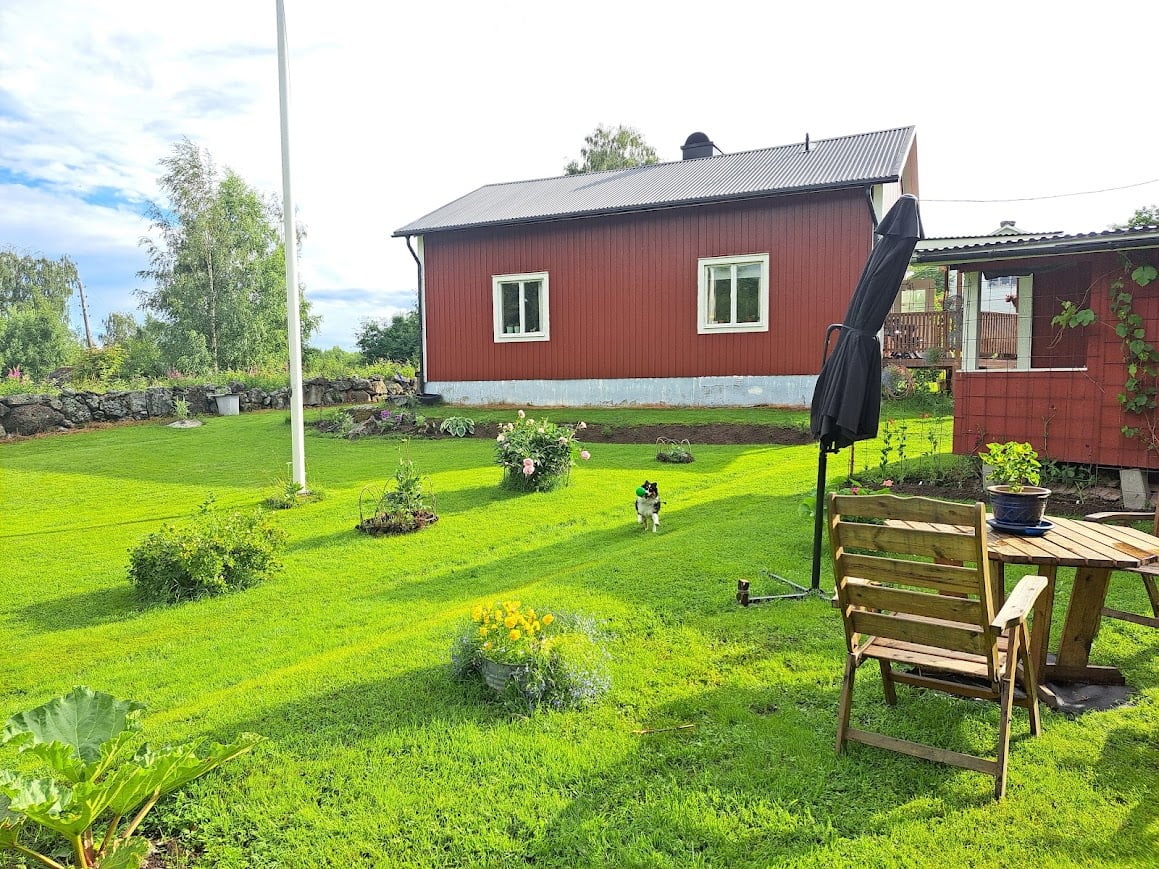 Charmig villa med grönskande trädgård