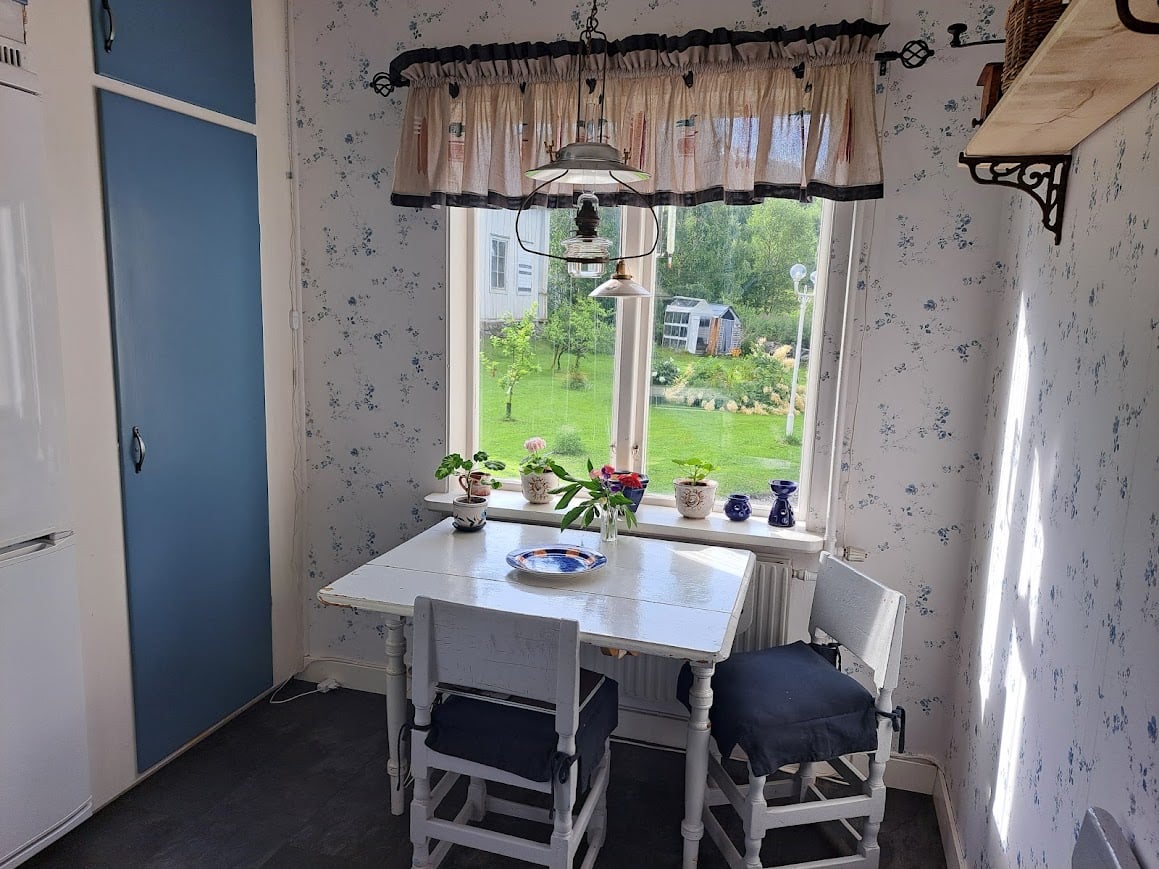 Charmig villa med grönskande trädgård