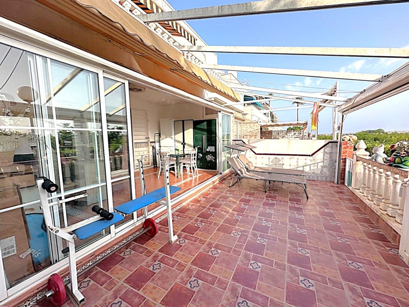 En unik möjlighet: Hus med 3 sovrum, 2 terrasser, pool och stranden bara några steg bort